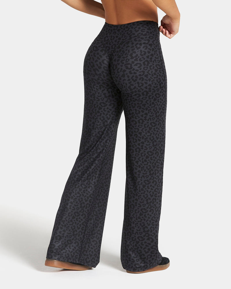 Pantalon à jambe droite standard Allrounder « Léopard noir »