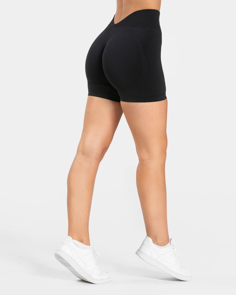 Short dos en V Covert scrunch Essence « Noir »