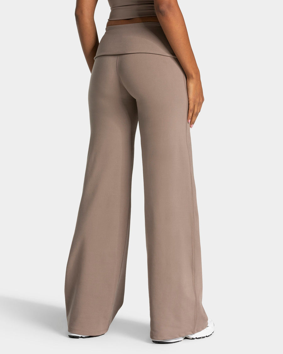 Pantalon à jambe droite et coupe longue Mellow Fold Over « moka »